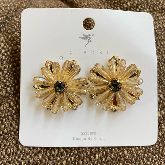 Beautiful Flower Earrings - Picture 3 of 5